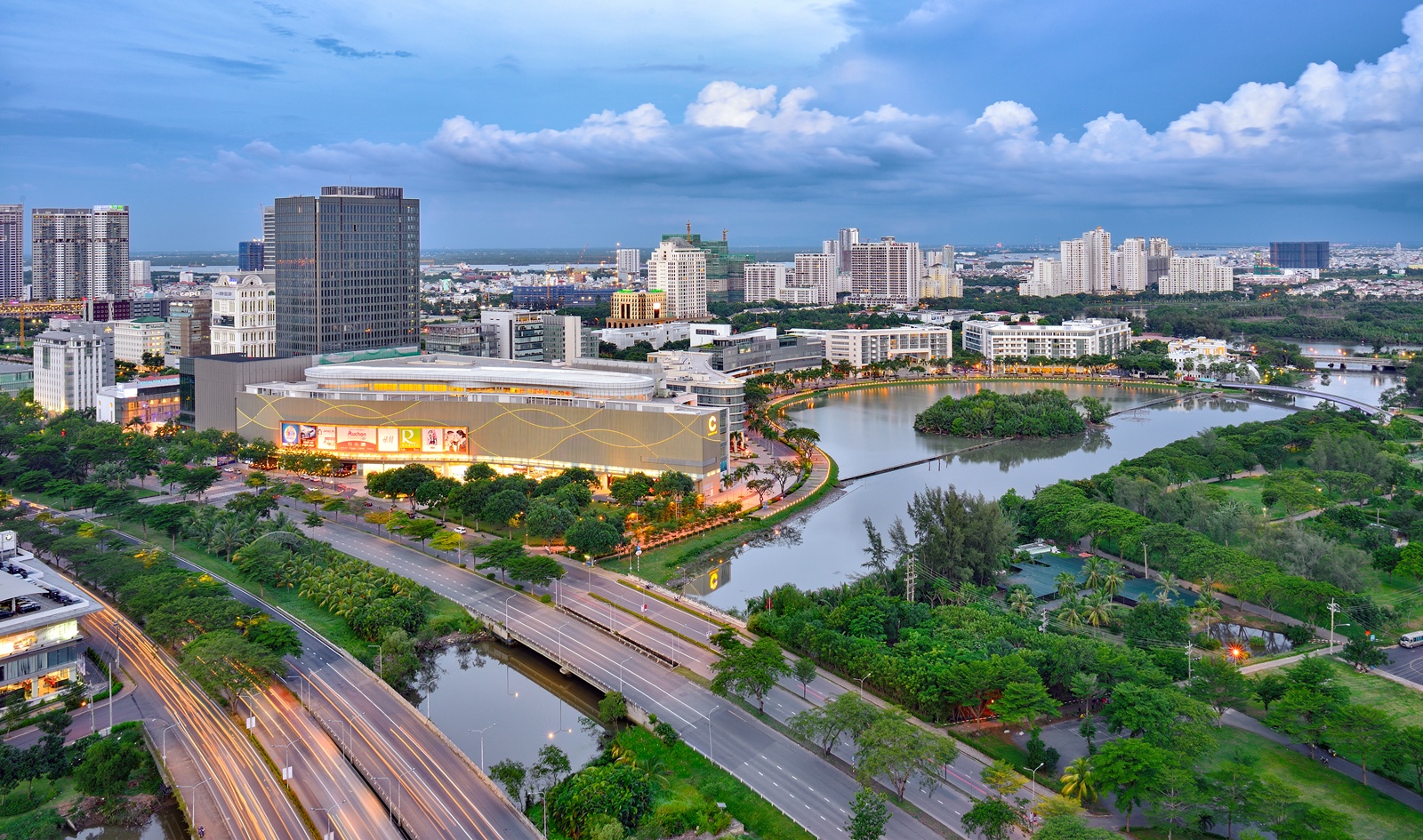 Đại lộ Nguyễn Văn Linh qua khu đô thị Phú Mỹ Hưng